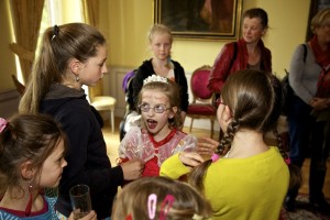 Prinses Arwen temidden van haar hofdames